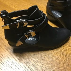 Reneeze black booties size 8